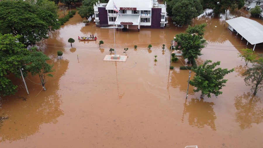 เปิดภาพน้ำท่วมโคราชบางจุดสูงกว่า 1 เมตร อำเภอชุมพวงหนักสุดในรอบ 12 ปี