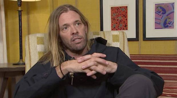 สิ้น ‘เทย์เลอร์ ฮอว์กินส์’!! สุดยอดมือกลองร็อคแบนด์ Foo Fighters เสียชีวิต วัย 50 ปี สิ้น ‘เทย์เลอร์ ฮอว์กินส์’!! สุดยอดมือกลองร็อคแบนด์ Foo Fighters เสียชีวิต วัย 50 ปี
