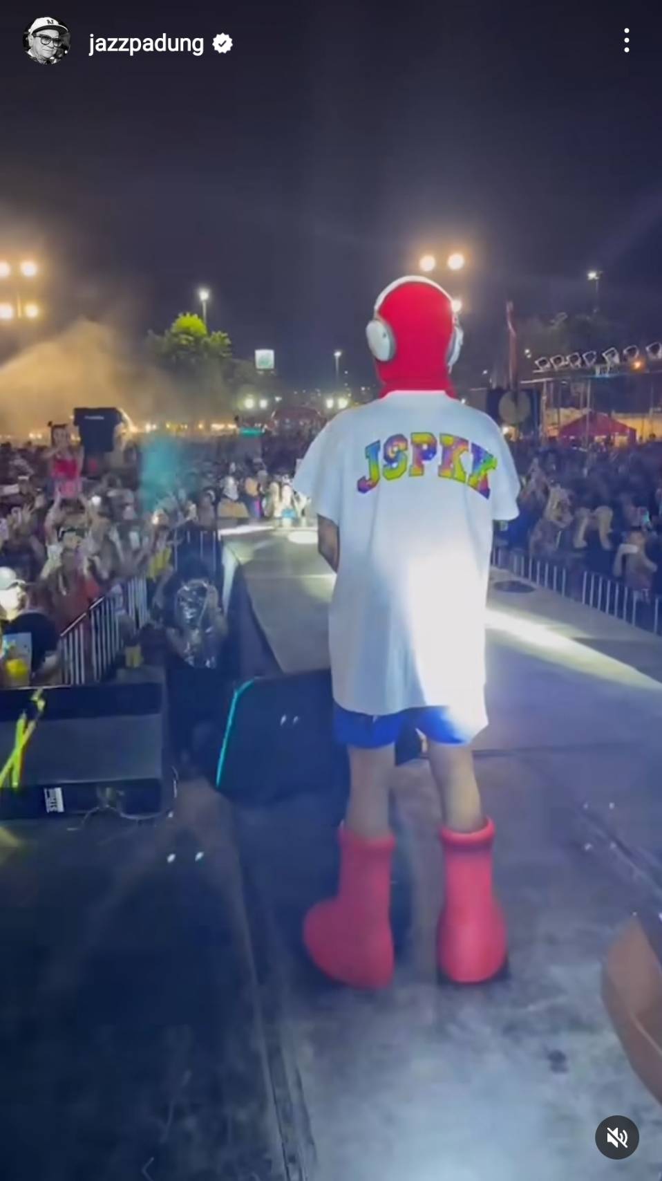 แจ๊ส ชวนชื่น  ถูกปาน้ำแข็งใส่ขณะเล่นคอนเสิร์ต ด้าน แจง โพสต์เดือด คนไม่มีจิตสำนึกควรนอนอยู่บ้าน