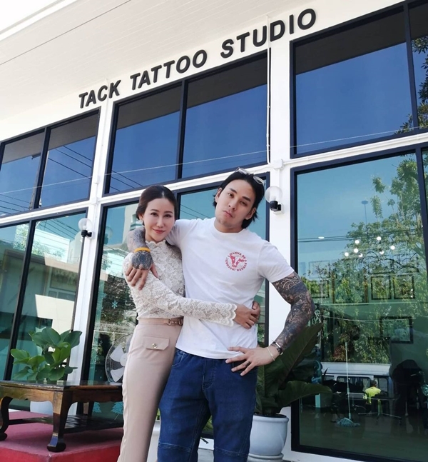 เป๊ก - ธัญญ่า ขนอุปกรณ์ Call center ช่วย 1668 ของกรมการแพทย์ เป๊ก - ธัญญ่า ขนอุปกรณ์ Call center ช่วย 1668 ของกรมการแพทย์
