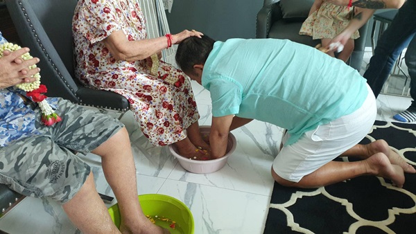 เป็ด เชิญยิ้ม โพสต์เศร้า กราบเท้าแม่ครั้งสุดท้าย หลังถูกโควิดพรากชีวิต เป็ด เชิญยิ้ม โพสต์เศร้า กราบเท้าแม่ครั้งสุดท้าย หลังถูกโควิดพรากชีวิต