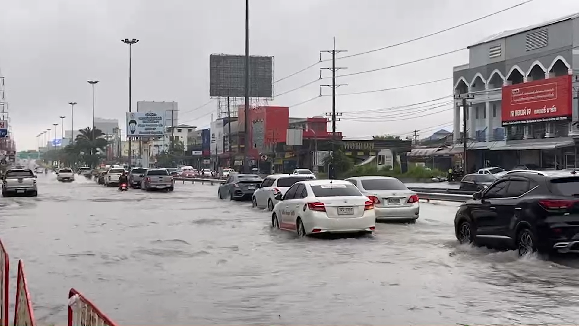 พัทยา ยังอ่วม! ฝนกระหน่ำกลางเมือง ถนนหลายสายถูกตัดขาด พัทยา ยังอ่วม! ฝนกระหน่ำกลางเมือง ถนนหลายสายถูกตัดขาด