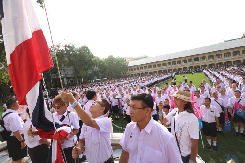 รุ่นพี่รับรุ่นน้องสวนกุหลาบ ร่วมเคารพธงชาติเปิดเทอมวันแรก รุ่นพี่รับรุ่นน้องสวนกุหลาบ ร่วมเคารพธงชาติเปิดเทอมวันแรก