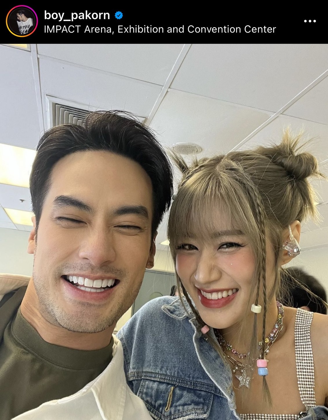 บอย ปกรณ์ เปย์หนัก! หอบพวงมาลัยเงินสดพร้อมชูป้ายไฟส่งกำลังให้แฟนสาว บอย ปกรณ์ เปย์หนัก! หอบพวงมาลัยเงินสดพร้อมชูป้ายไฟส่งกำลังให้แฟนสาว