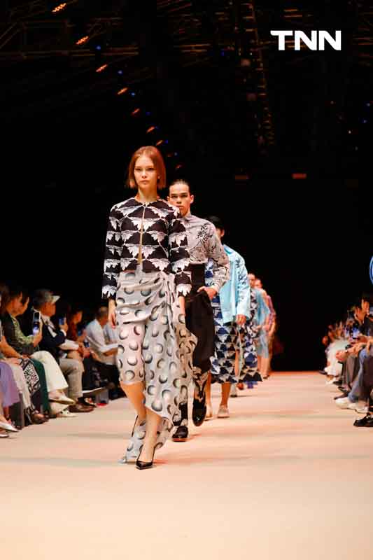 บาติกไทยสู่เวทีแฟชั่นสุดยิ่งใหญ่ “ELLE Fashion Week 2024” ในโชว์พิเศษ “Timeless Crafting with Batik” บาติกไทยสู่เวทีแฟชั่นสุดยิ่งใหญ่ “ELLE Fashion Week 2024” ในโชว์พิเศษ “Timeless Crafting with Batik”