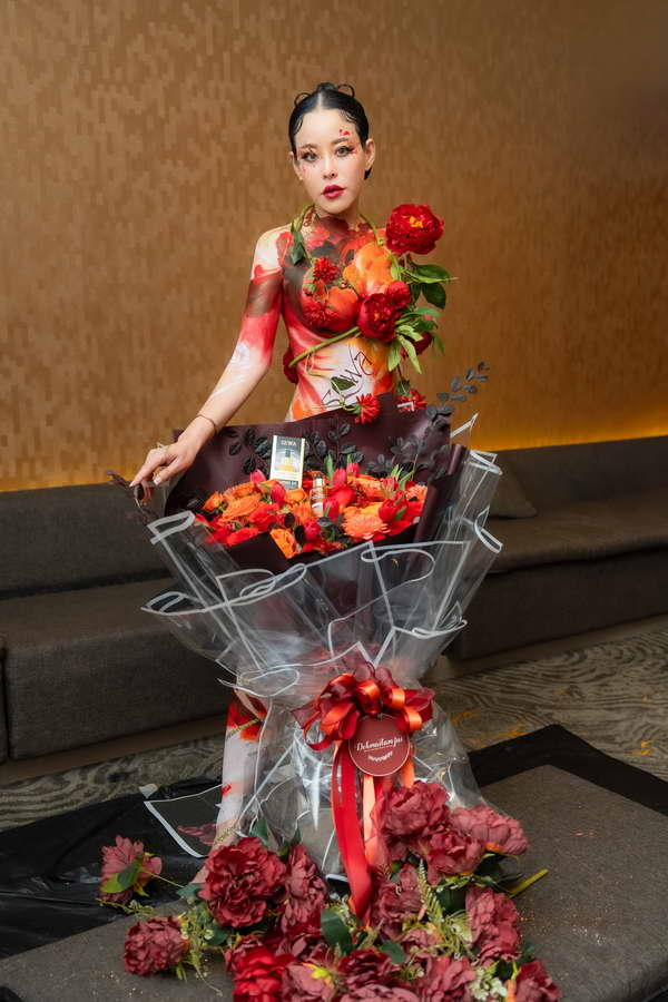 แซ่บยกล้อ! หนิง ปณิตา โชว์ร่างทอง เปลืองผ้าบอดี้เพ้นท์เพื่อการศึกษา แซ่บยกล้อ! หนิง ปณิตา โชว์ร่างทอง เปลืองผ้าบอดี้เพ้นท์เพื่อการศึกษา