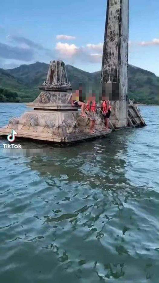 ชาวเน็ตสวดยับ! วัยรุ่นปีนเมรุเก่า จมน้ำมาหลายสิบปี ชาวเน็ตสวดยับ! วัยรุ่นปีนเมรุเก่า จมน้ำมาหลายสิบปี