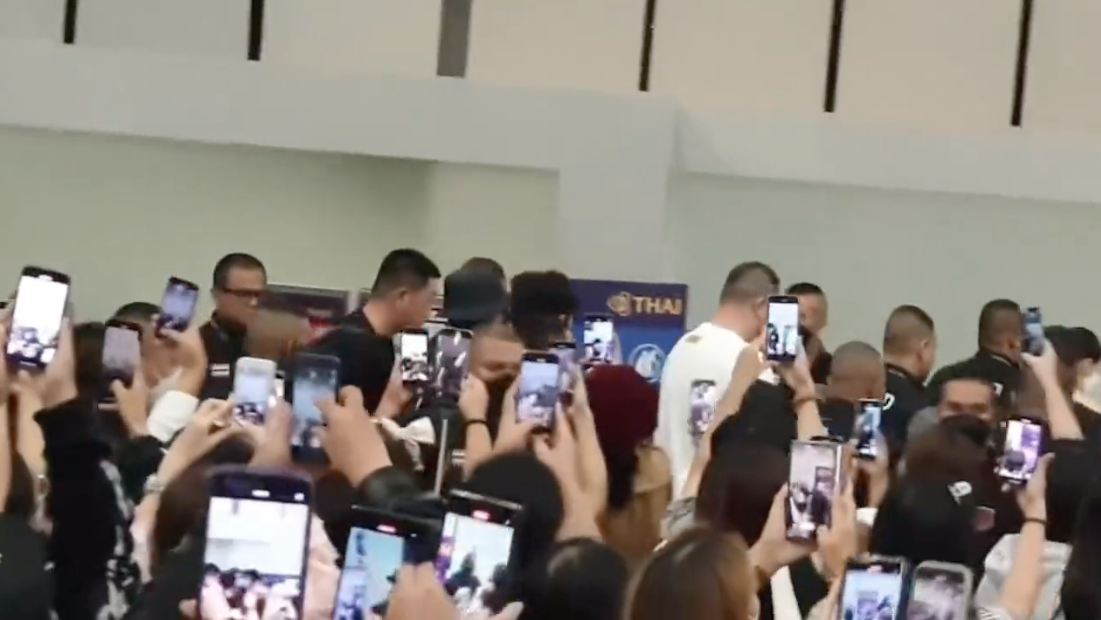 ฟินทุกฝ่าย!! 'หวังอี้ป๋อ' ปะทะ 'จา พนม' พบปะแฟนคลับไทยใกล้ชิด ฟินทุกฝ่าย!! 'หวังอี้ป๋อ' ปะทะ 'จา พนม' พบปะแฟนคลับไทยใกล้ชิด