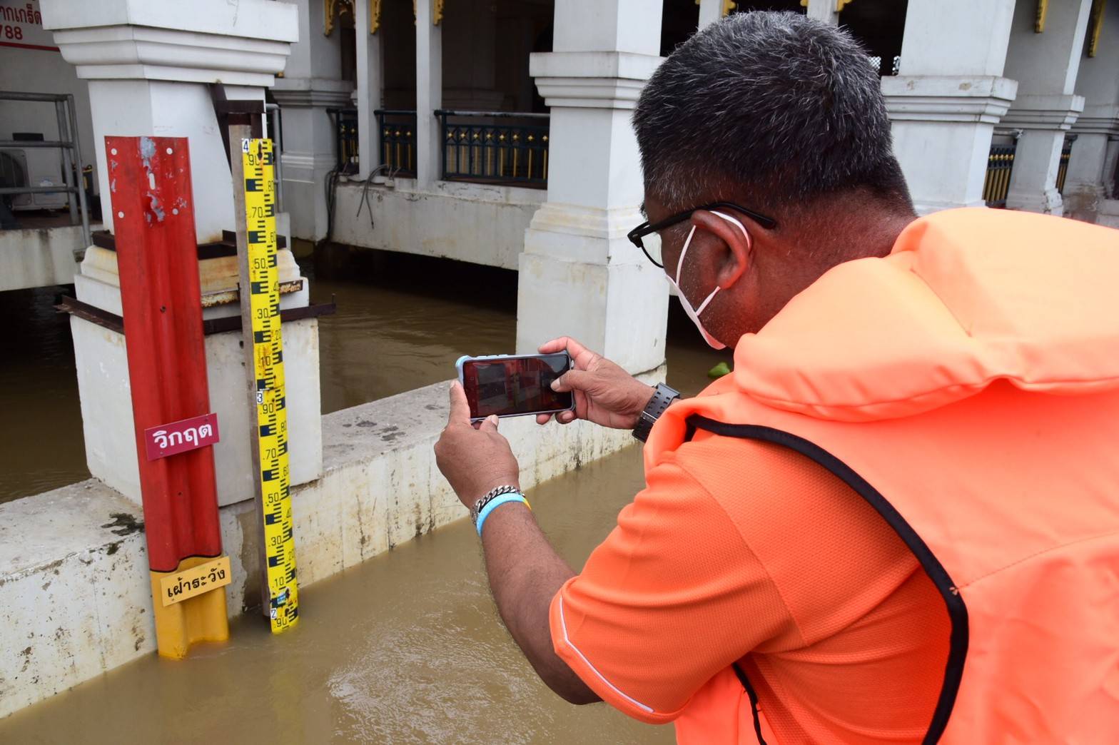 MEA และสหภาพแรงงานฯ ลงพื้นที่ตรวจสอบระบบจำหน่ายและอุปกรณ์ไฟฟ้า ชุมชนริมน้ำเจ้าพระยา จ.นนทบุรี