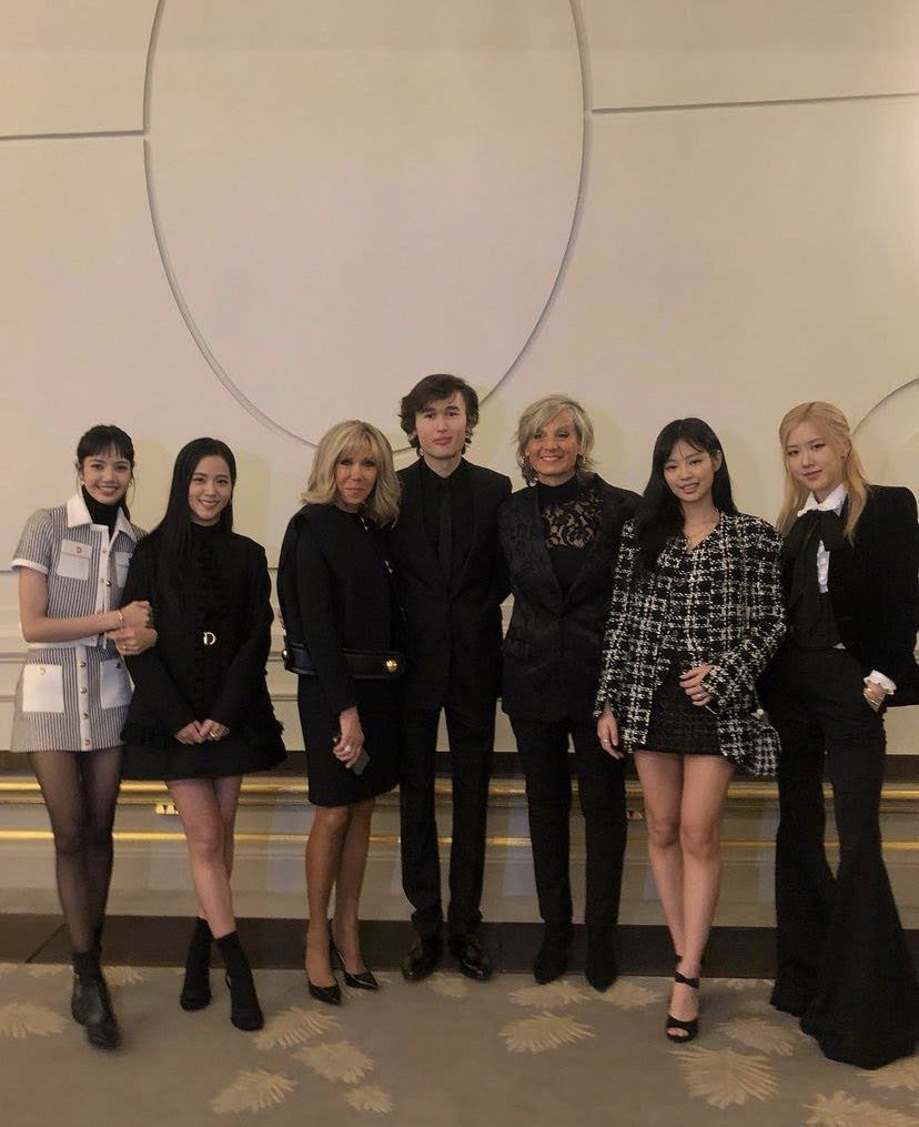 ชาวฝรั่งเศสฮือฮาประธานาธิบดี Emmanuel Macron  ถ่ายภาพ  Black Pink และ  Pharrell William