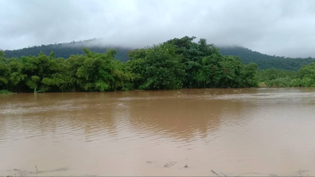 ประมวลภาพ ฝนถล่มปราจีน น้ำป่าหลากท่วมหมู่บ้านตีนเขาทับลาน