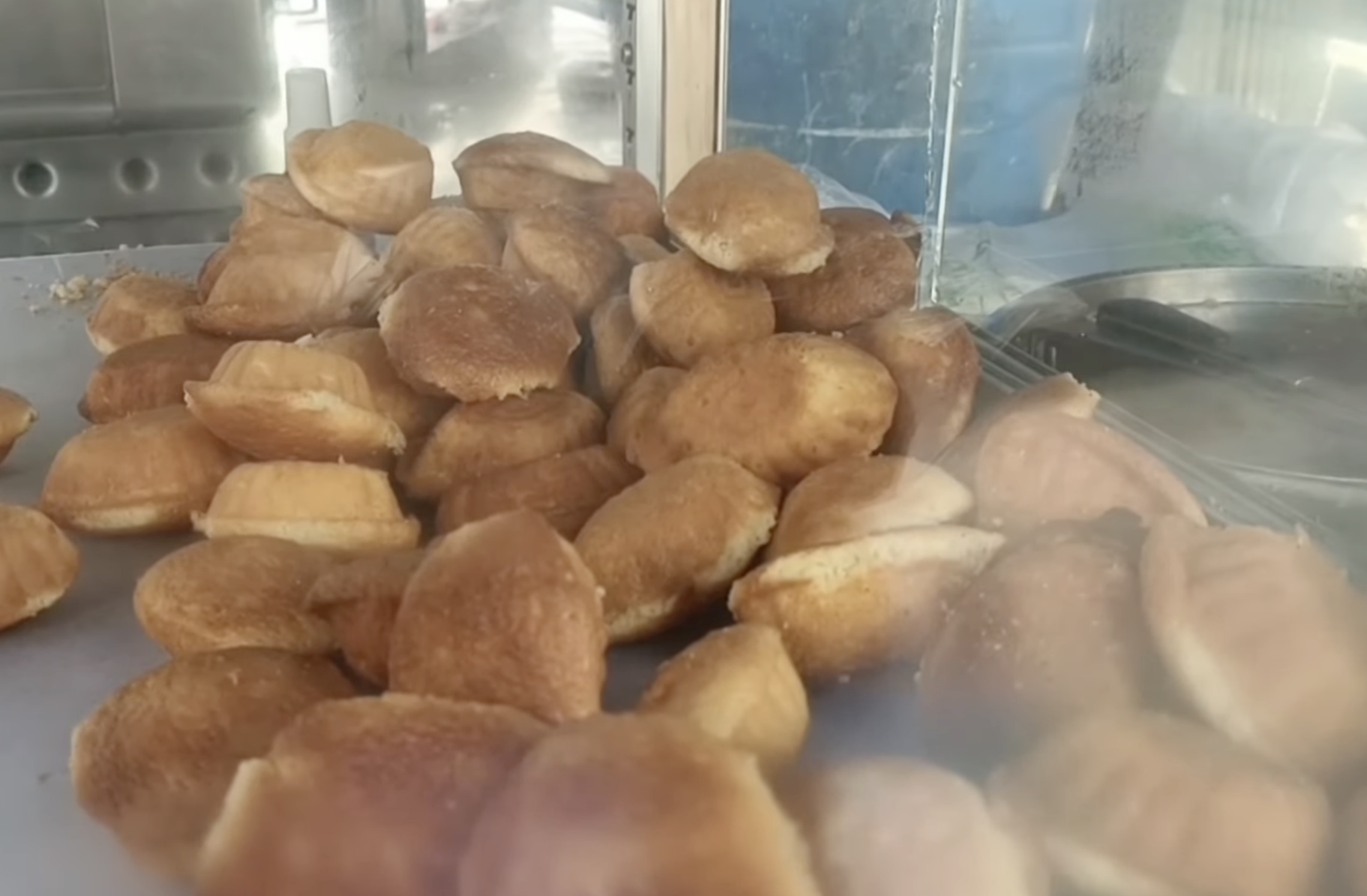 ขนมไข่เจ๊ละม้าย ของฝากขึ้นชื่อแห่งปากน้ำโพธิ์ ขนมไข่เจ๊ละม้าย ของฝากขึ้นชื่อแห่งปากน้ำโพธิ์