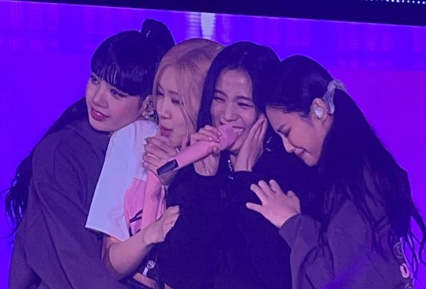 ไหว้ย่อแบบ ‘สายัณห์ สัญญา’!! ‘ลิซ่า BLACKPINK’ รับพวงมาลัยแบงค์วอนจากเพื่อนซี้