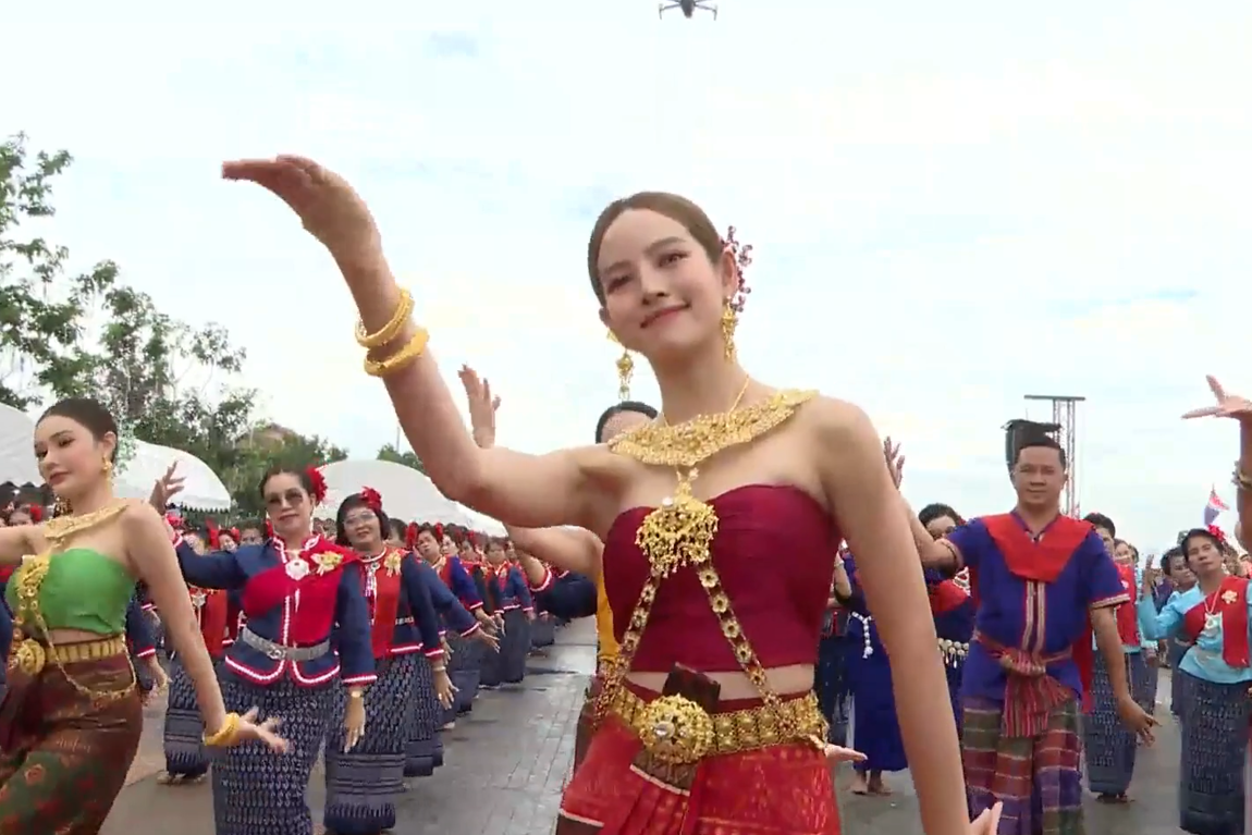 ณิชา ร่วมรำบวงสรวงพญานาค เปิดกิจกรรม โตโน่ ว่ายข้ามแม่น้ำโขง ณิชา ร่วมรำบวงสรวงพญานาค เปิดกิจกรรม โตโน่ ว่ายข้ามแม่น้ำโขง