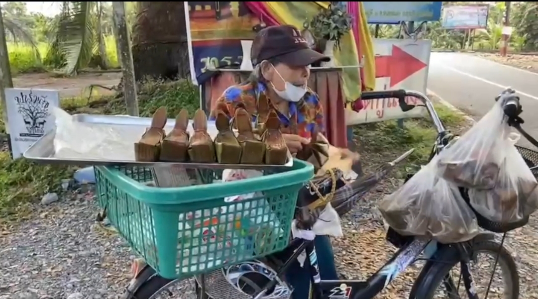 ยายวัย 82 ปี เข็นจักรยานขายขนม แบ่งเบาภาระลูกหลาน