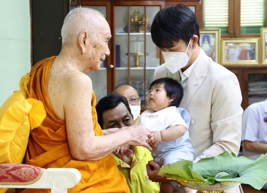 พุฒ-จุ๋ย เข้าเฝ้า สมเด็จพระสังฆราช กราบขอพรขริบผมไฟให้ลูกชาย น้องพีร์เจ