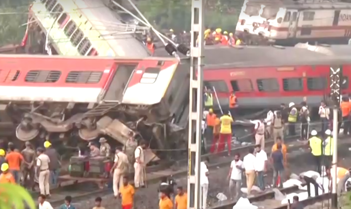 คืบหน้า “รถไฟชนกันที่อินเดีย” ยอดเสียชีวิตพุ่งเกือบ 300 ราย มากสุด 20 ปี คืบหน้า “รถไฟชนกันที่อินเดีย” ยอดเสียชีวิตพุ่งเกือบ 300 ราย มากสุด 20 ปี