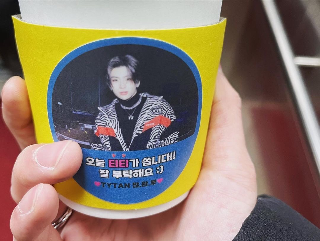 ลิซ่า - มินนี่ ส่งกำลังใจผ่าน COFFEE TRUCK ซัพพอร์ต “ไทแทน” ลิซ่า - มินนี่ ส่งกำลังใจผ่าน COFFEE TRUCK ซัพพอร์ต “ไทแทน”
