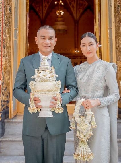 เปิดภาพ แพนเค้ก เขมนิจ ในชุดไทยสวยสง่า ออร่าเจ้าสาวจับ!