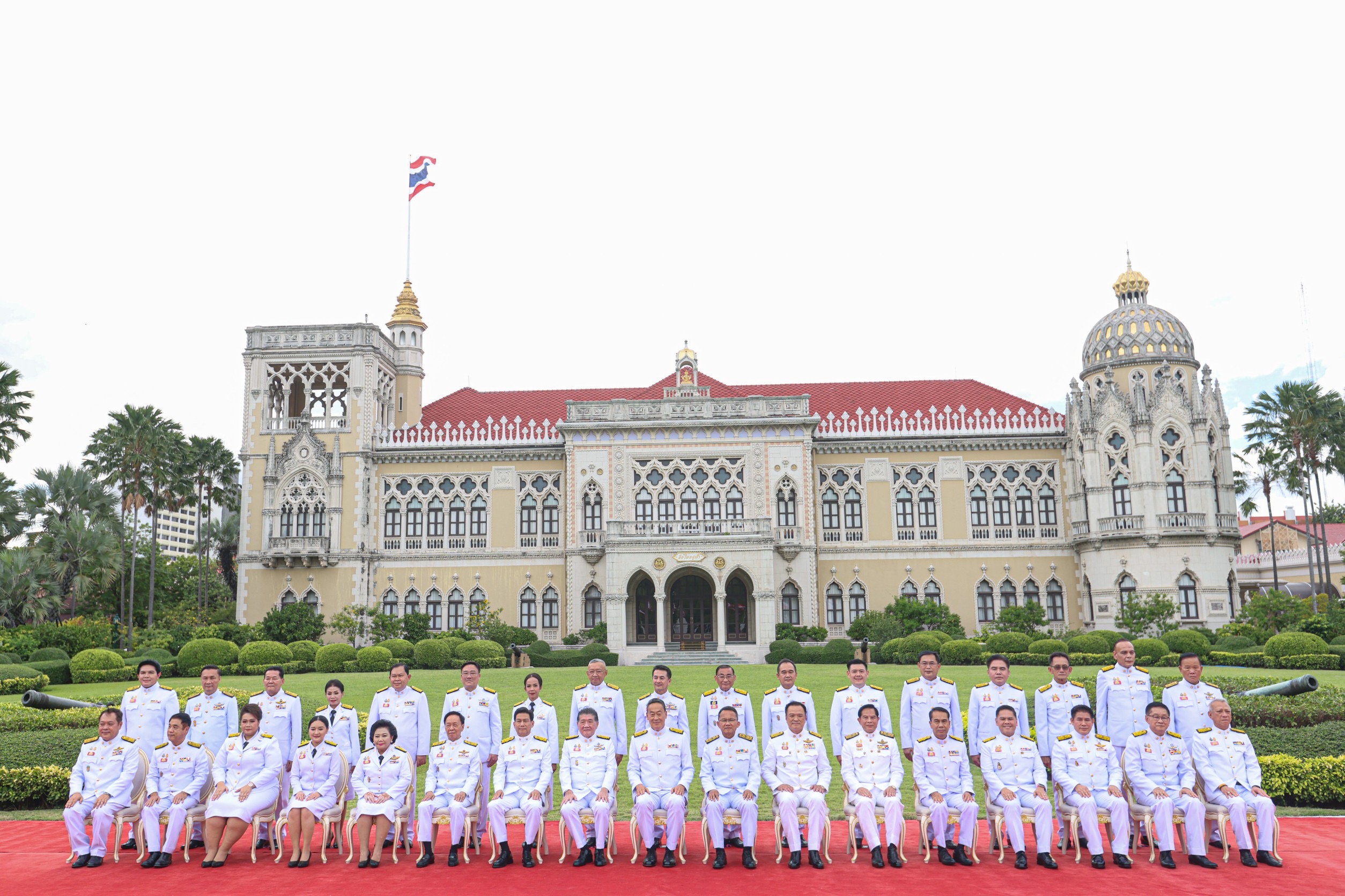 นายก นำ คณะครม. ถวายสัตย์ปฏิญาณตน
