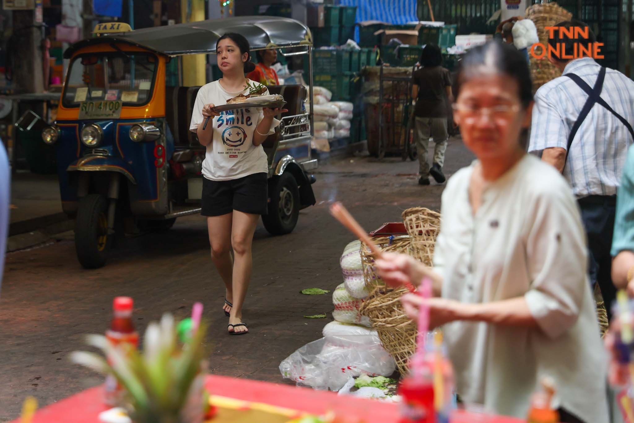 เริ่มไหว้แต่เช้า “วันสารทจีน” ชาวไทยเชื้อสายจีนไหว้สิ่งศักดิ์สิทธิ์ประจำตลาด