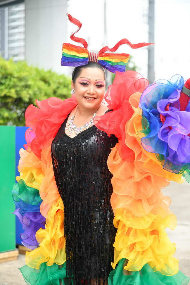 สะบัดธงแห่งความเท่าเทียม อิงฟ้า-ชาล็อต นำทัพ LGBTQIAN+ ร่วมงาน Bangkok Pride Festival 2024