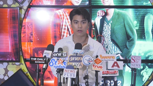 โอม ภวัต เขิน ถูกแซวหุ่น โต้ เป็นนักแสดงหนุ่มโชว์หุ่นเก่ง  (มีคลิป)