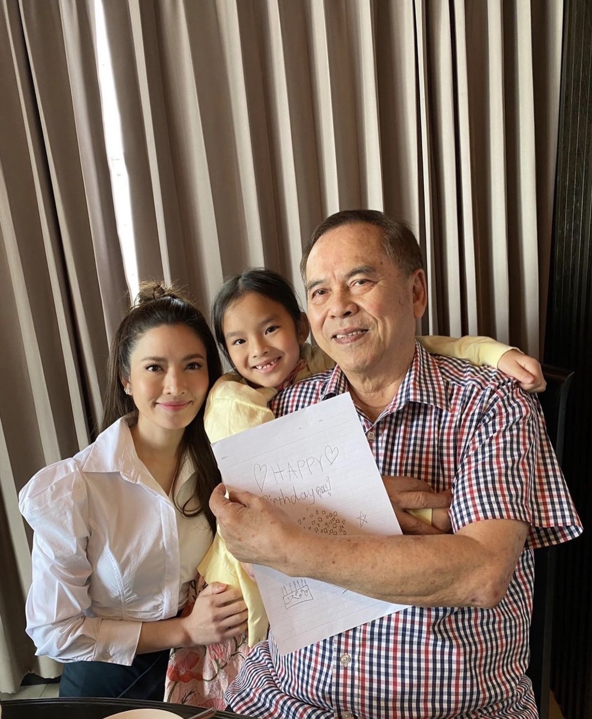 ปู่ไพวงษ์ -คุณย่าชื่นใจ แอฟ ทักษอร พา น้องปีใหม่ มากราบขอพร