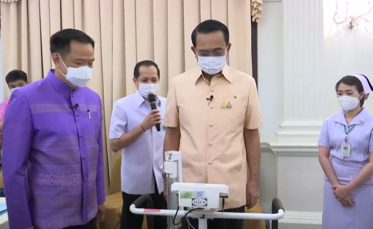 ประมวลภาพ นายกฯ โชว์ฉีดวัคซีนโควิดของแอสตราเซนเนกา ประมวลภาพ นายกฯ โชว์ฉีดวัคซีนโควิดของแอสตราเซนเนกา
