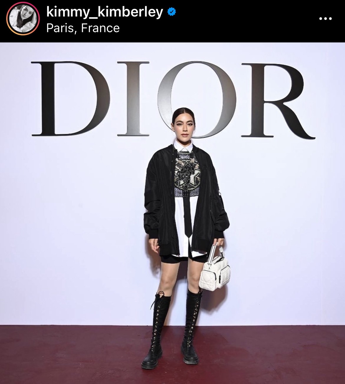 คิมเบอร์ลี่ กระทบไหล่ จีซู BLACKPINK  งานแฟชั่นโชว์แบรนด์ Dior ที่ปารีส