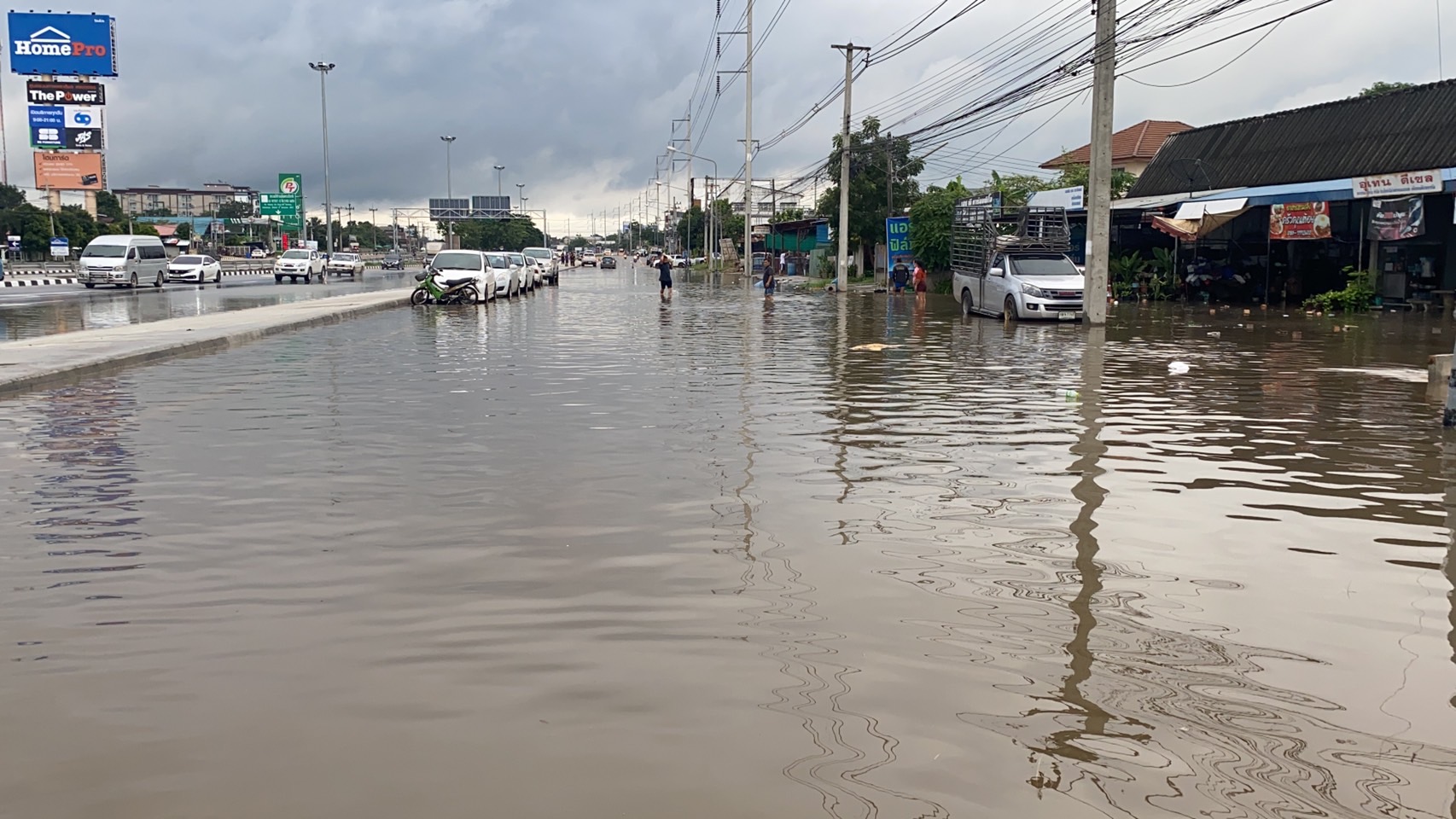 ถนนมิตรภาพ-บายพาสก่อนเข้าโคราชอ่วมน้ำท่วม รถติดยาว 2 กม. ถนนมิตรภาพ-บายพาสก่อนเข้าโคราชอ่วมน้ำท่วม รถติดยาว 2 กม.