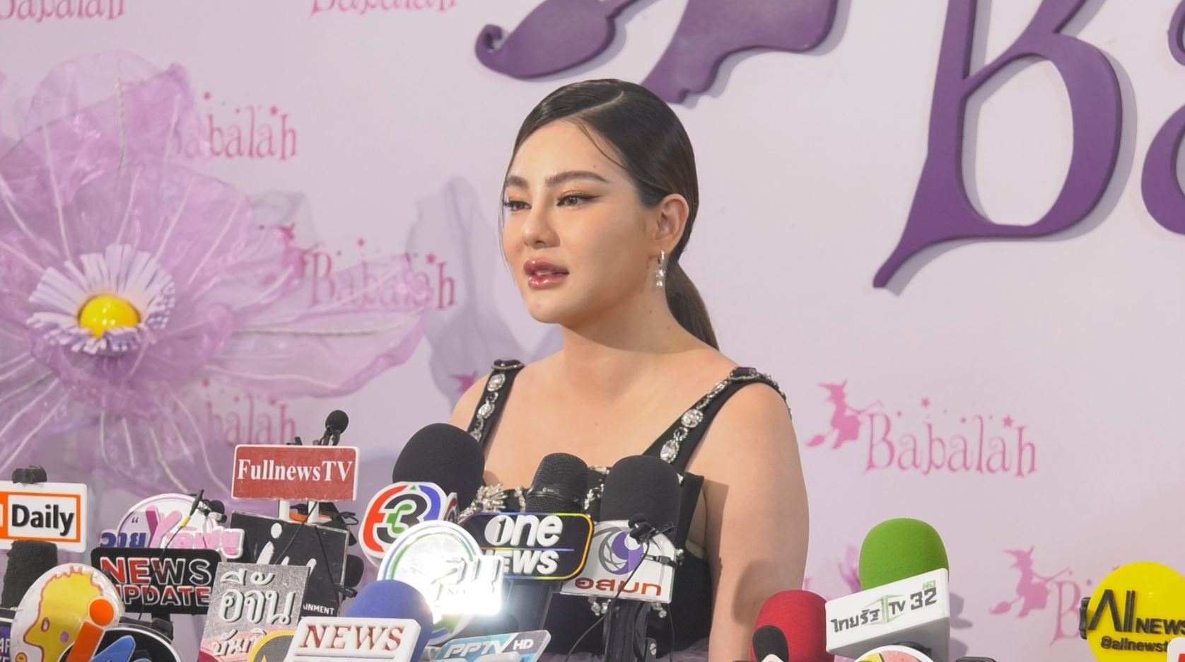 หรูหราอลังการ ดิว อริสรา ชวนเพื่อนทำบุญขึ้นบ้านใหม่พร้อมฉลองวันเกิด