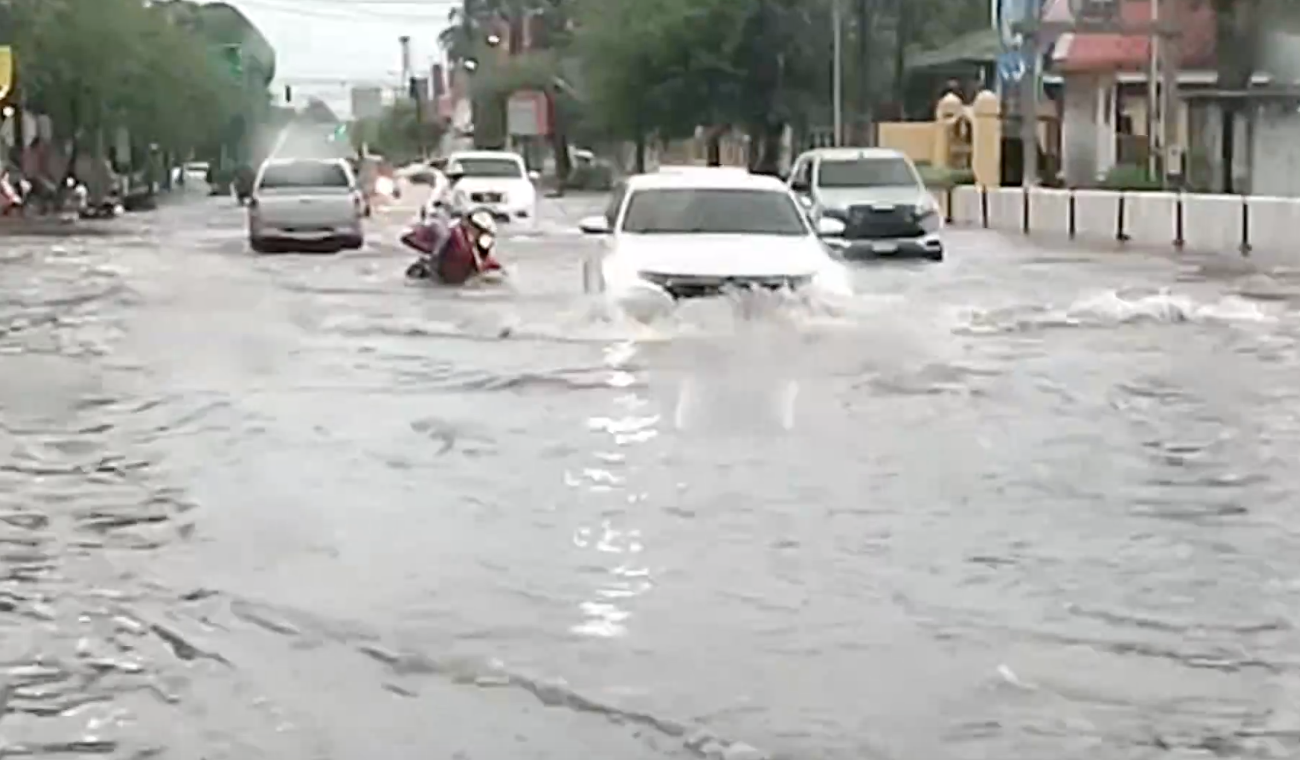 ฝนถล่ม! น้ำท่วมเมืองอุดรธานี เขตเทศบาลจมเกือบทุกสาย ฝนถล่ม! น้ำท่วมเมืองอุดรธานี เขตเทศบาลจมเกือบทุกสาย