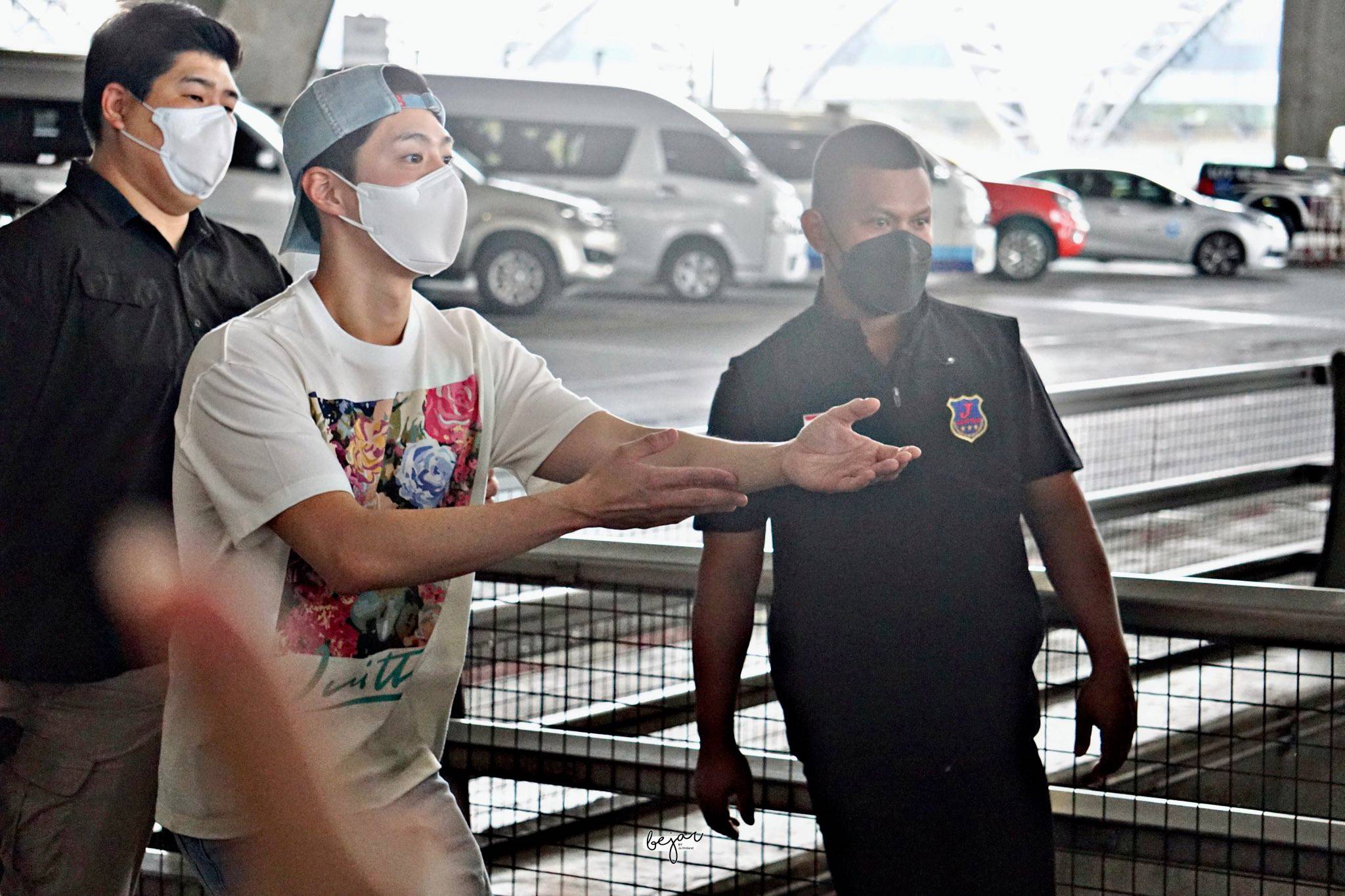 พัคโบกอม ถึงไทยแล้ว แฟนๆแห่ต้อนรับแน่นสนามบิน!