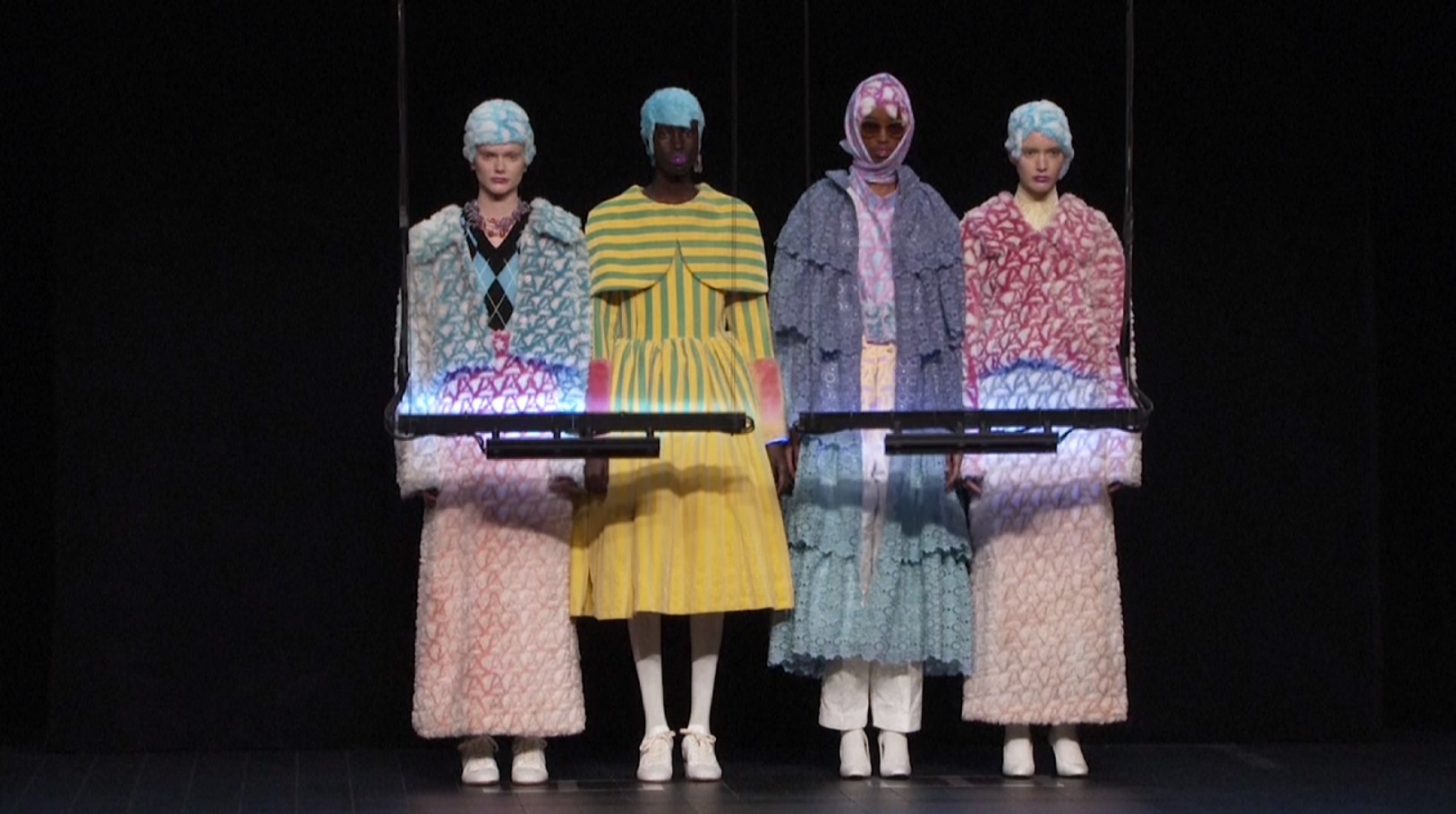 “Anrealage” แบรนด์ญี่ปุ่นสุดไฮเทค โชว์เสื้อผ้าเปลี่ยนสีได้ด้วยรังสี UV [มีคลิป]
