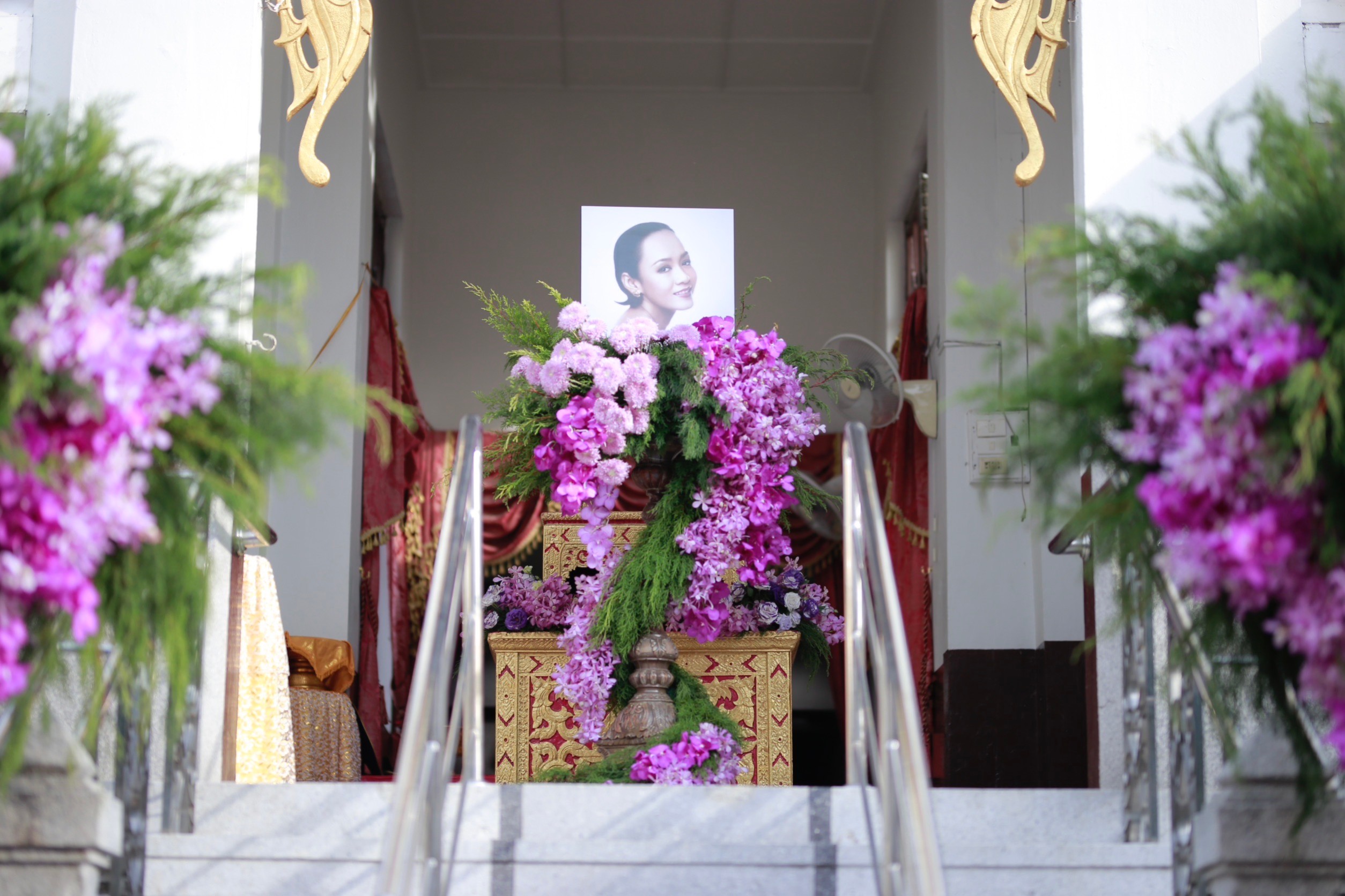คนบันเทิงร่วมส่ง ลินดา ค้าธัญเจริญ ในพิธีพระราชทานเพลิงศพ