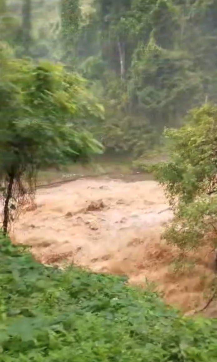 “ฝนตกหนัก” ดอยอินทนนท์ น้ำป่าทะลักน้ำตกแม่กลาง เตือนชุมชนเฝ้าระวัง “ฝนตกหนัก” ดอยอินทนนท์ น้ำป่าทะลักน้ำตกแม่กลาง เตือนชุมชนเฝ้าระวัง