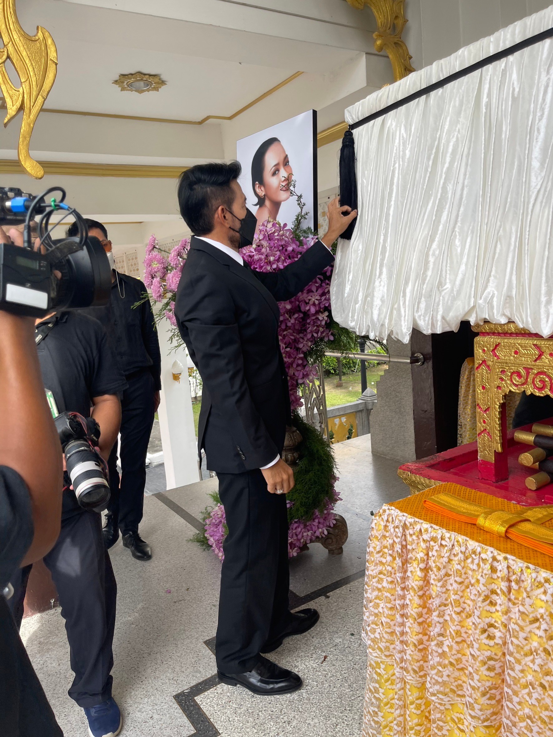คนบันเทิงร่วมส่ง ลินดา ค้าธัญเจริญ ในพิธีพระราชทานเพลิงศพ