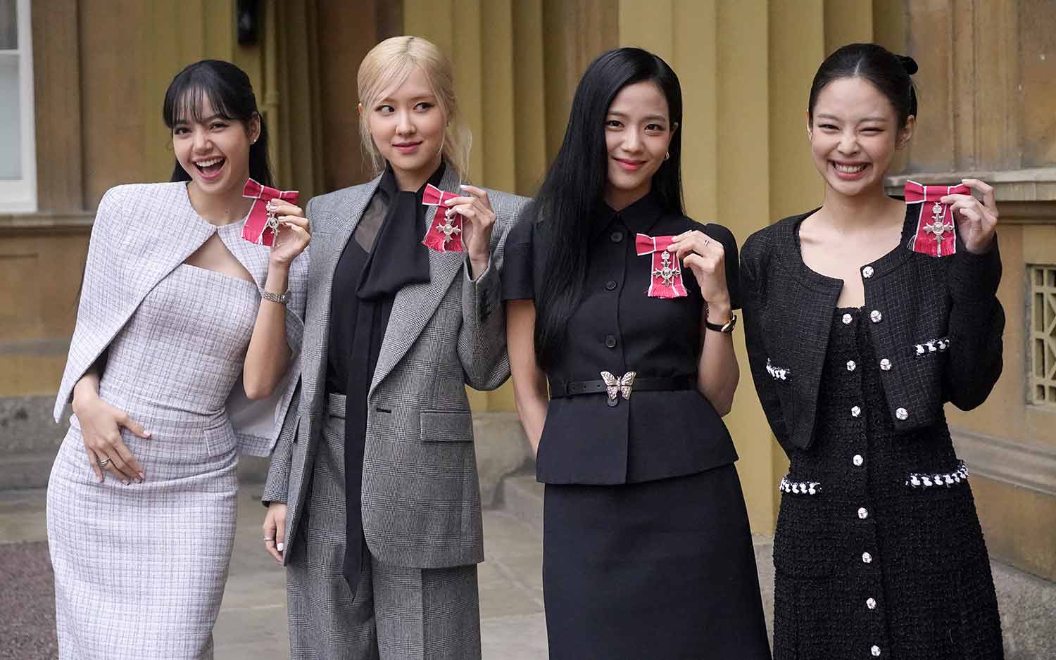 4 สาวสมาชิก BLACKPINK รับพระราชทานเครื่องราชฯ จากพระเจ้าชาร์ลส์ที่ 3