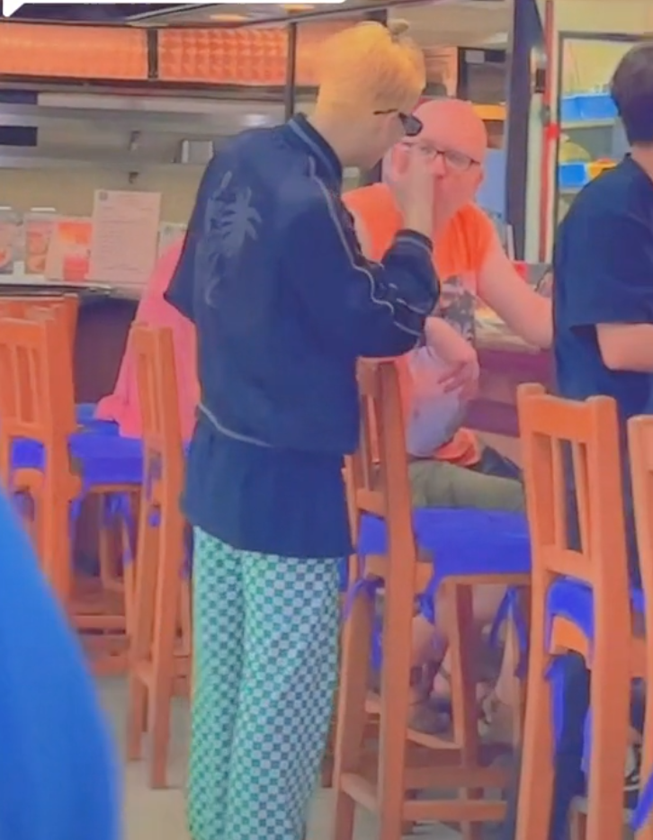 แฟนคลับกรี๊ด! เปิดคลิป “แจ็คสัน หวัง” นั่งทานข้าวผัดอเมริกันฟู้ดแลนด์ 
