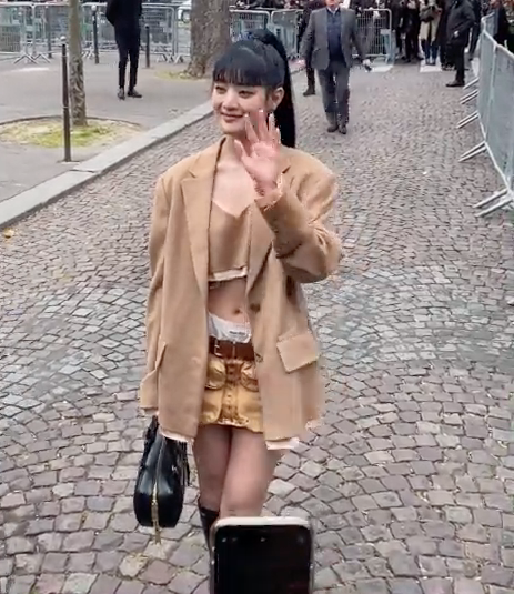 'มินนี่-ต้าเหนิง'!! สวยจึ้งนั่งฟรอนต์โรว์ชมแฟชั่นโชว์ Miu Miu ที่ปารีส 'มินนี่-ต้าเหนิง'!! สวยจึ้งนั่งฟรอนต์โรว์ชมแฟชั่นโชว์ Miu Miu ที่ปารีส