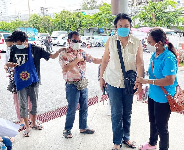 “ปู ปริศนา” เผยความรู้สึกหลังเป็นจิตอาสาช่วยเหลือผู้พิการทางสายตาได้รับวัคซีน (มีคลิป) “ปู ปริศนา” เผยความรู้สึกหลังเป็นจิตอาสาช่วยเหลือผู้พิการทางสายตาได้รับวัคซีน (มีคลิป)