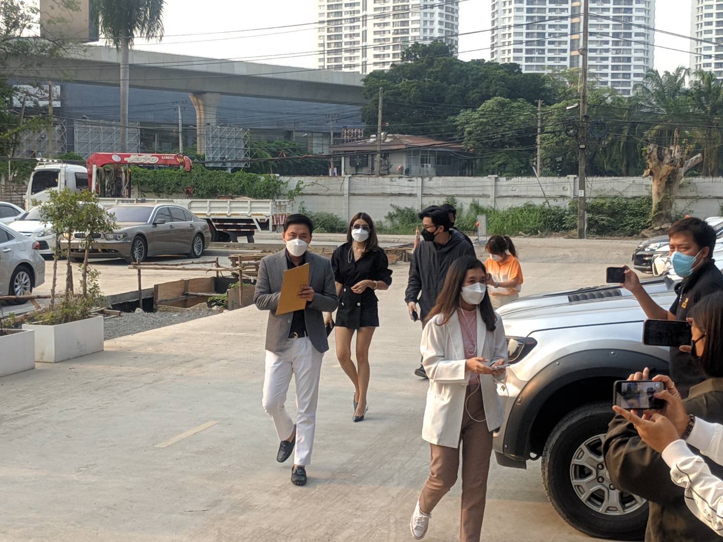 หนุ่ม กรรชัย - แจง ภรรยาแจ๊ส พร้อมทนายษิทรา ร้องกองปราบดำเนินคดี หลังถูกข่มขู่ หนุ่ม กรรชัย - แจง ภรรยาแจ๊ส พร้อมทนายษิทรา ร้องกองปราบดำเนินคดี หลังถูกข่มขู่