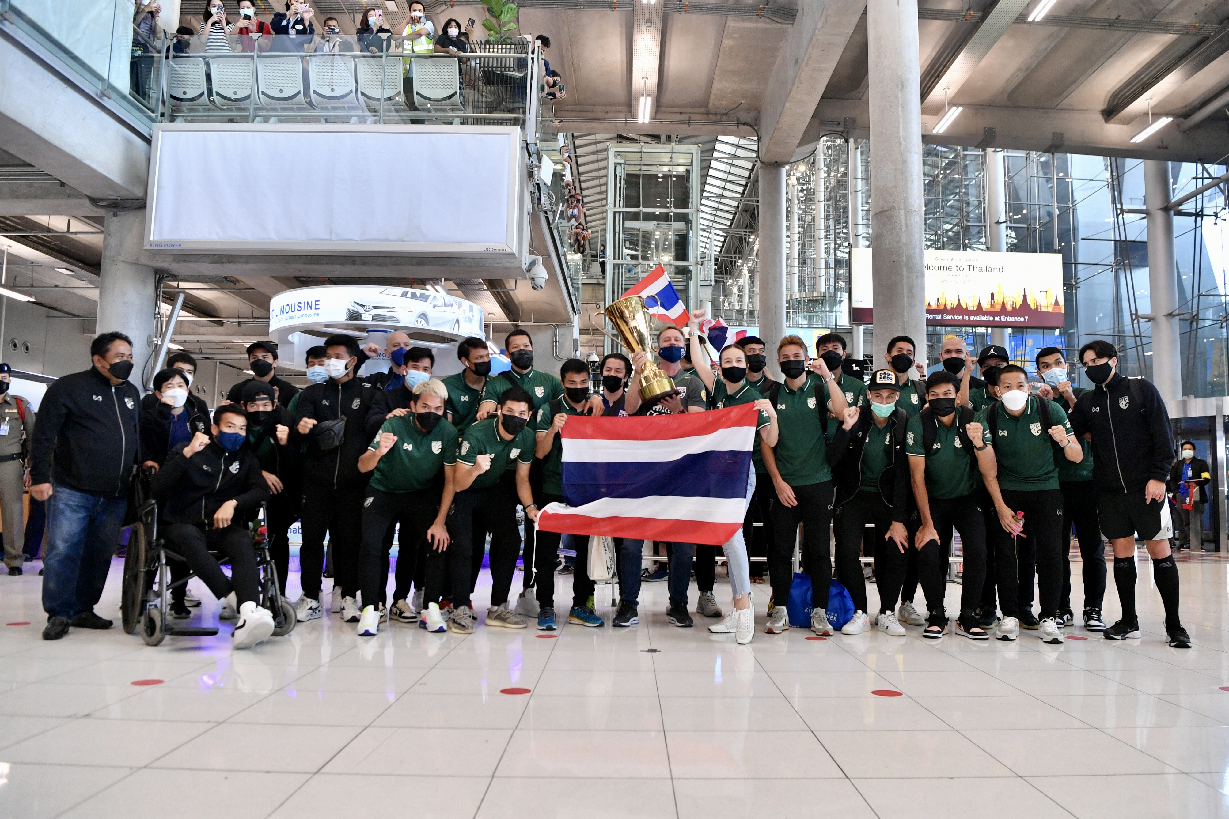 'ทีมชาติไทย' เดินทางกลับถึงบ้านเกิดพร้อมถ้วยแชมป์ซูซูกิคัพสุดชื่นมื่น 'ทีมชาติไทย' เดินทางกลับถึงบ้านเกิดพร้อมถ้วยแชมป์ซูซูกิคัพสุดชื่นมื่น