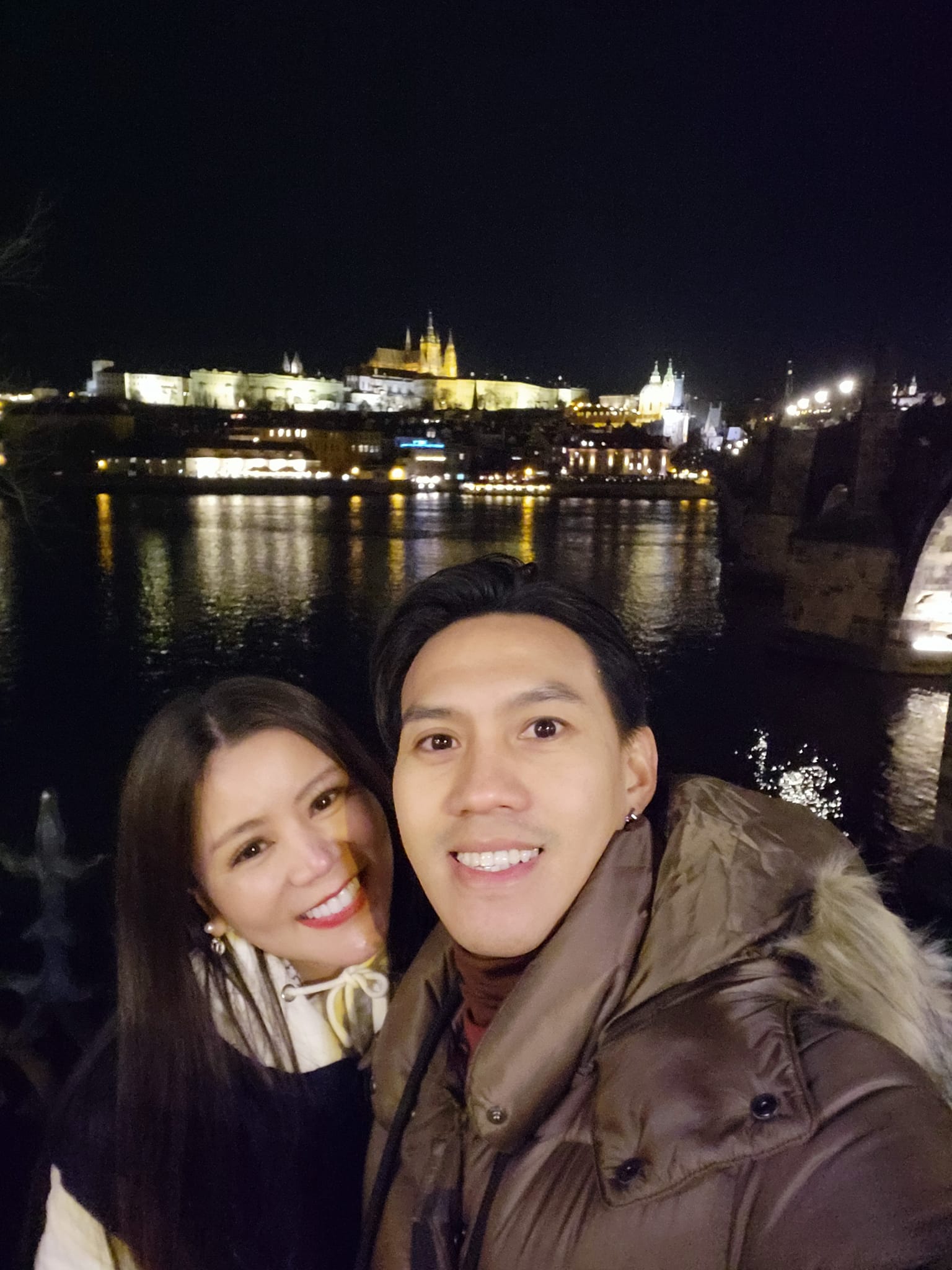  ลีซอ ธีรเทพ สละโสดแล้ว หลังคุกเข่าขอแฟนสาวแต่งงานที่ฮังการี 