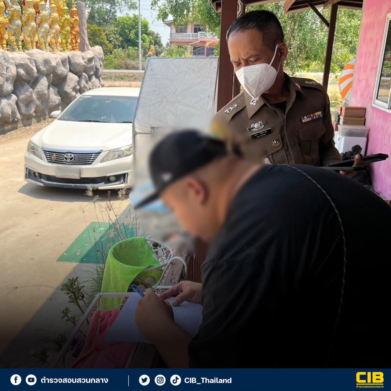 ตำรวจบุกจับ เฮง เฮง เชิญยิ้ม ยูทูบเบอร์ชื่อดัง ชักชวนเล่นพนันออนไลน์ (มีคลิป) ตำรวจบุกจับ เฮง เฮง เชิญยิ้ม ยูทูบเบอร์ชื่อดัง ชักชวนเล่นพนันออนไลน์ (มีคลิป)