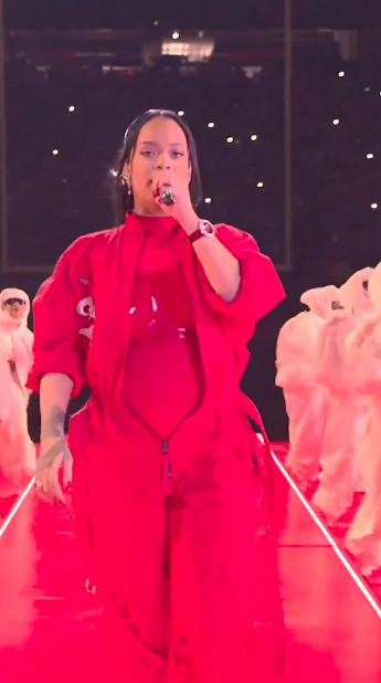 'ริฮานน่า' คัมแบ็ก!! คืนเวทีรอบ7ปี โชว์พักครึ่ง Super Bowl ลุคสีแดงเพลิง