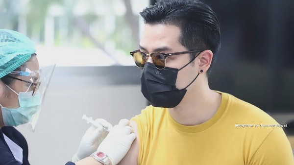 “บุ๋ม” รับวัคซีนโควิด / บอม ธนิน ยังไม่ฉีดวัคซีน (มีคลิป) “บุ๋ม” รับวัคซีนโควิด / บอม ธนิน ยังไม่ฉีดวัคซีน (มีคลิป)