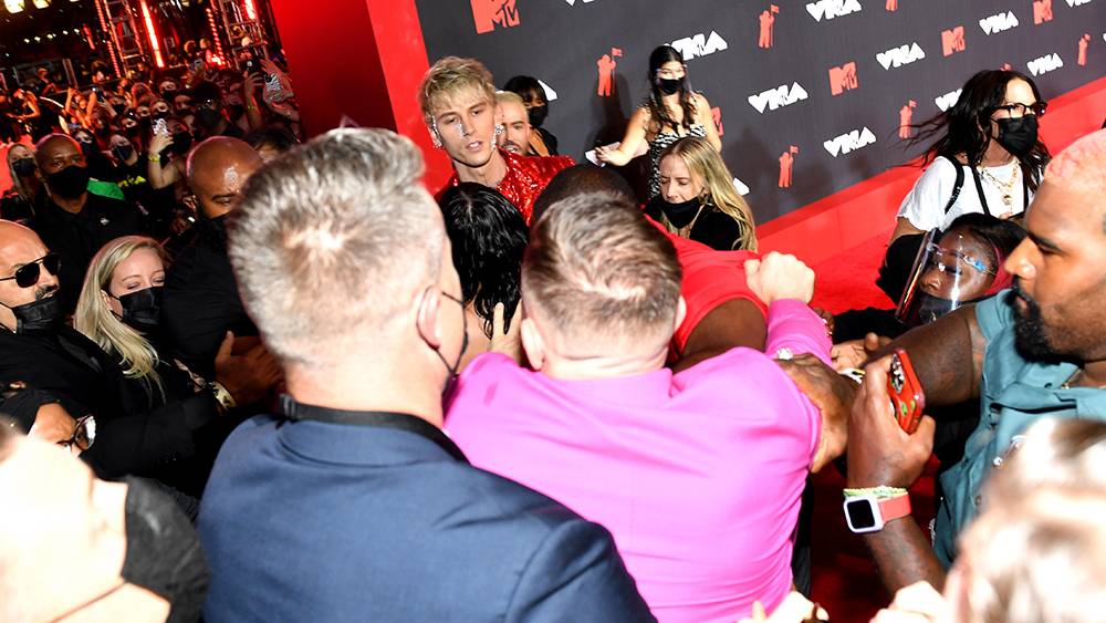 คอเนอร์ แม็คเกรเกอร์ แชมป์ UFC สาวหมัดใส่ Machine Gun Kelly หน้างาน MTV โชคดีที่มีคนห้ามทัน