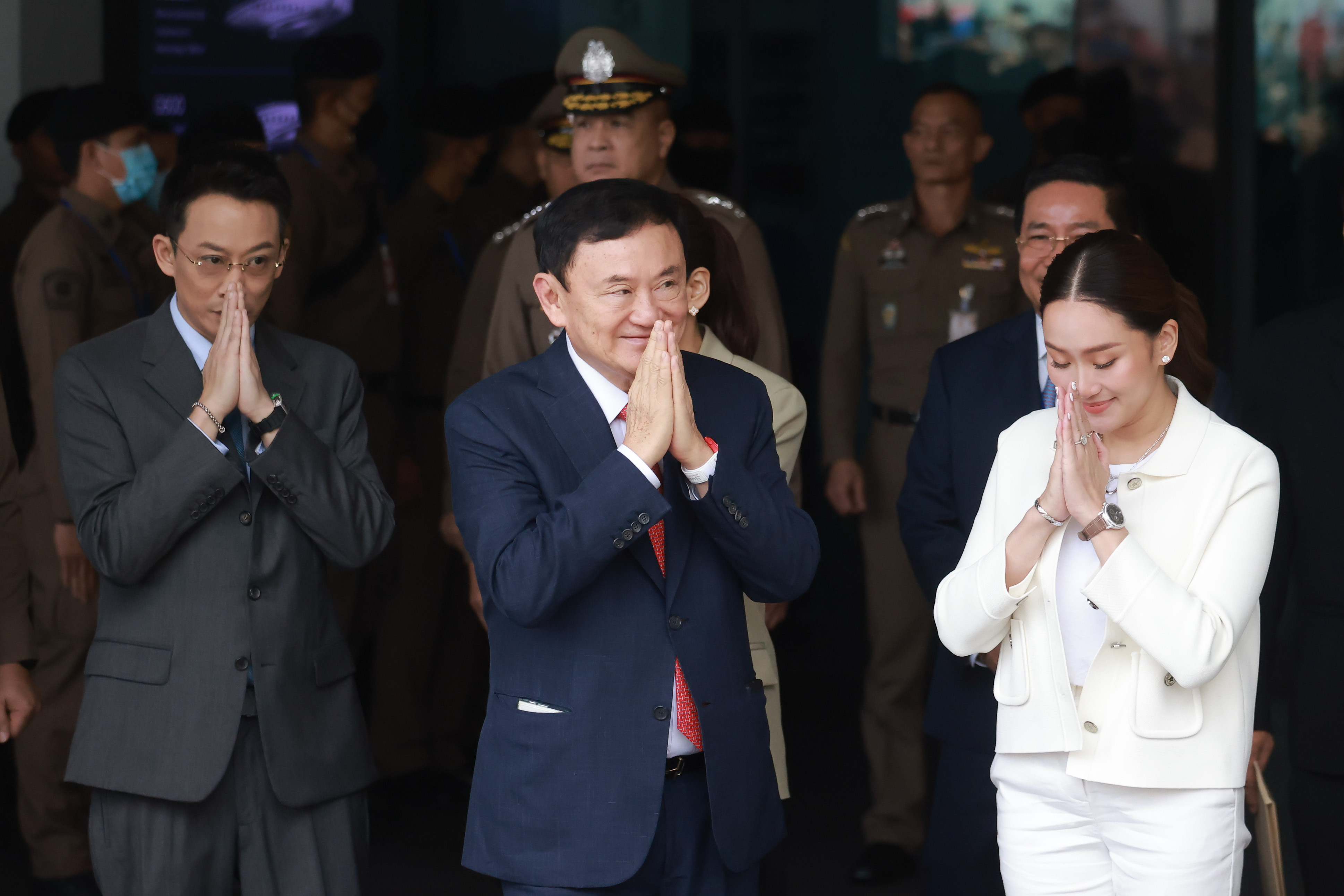 ประมวลภาพ ทักษิณ ชินวัตร ถึงเมืองไทย ยกมือไหว้-ทักทายประชาชน ประมวลภาพ ทักษิณ ชินวัตร ถึงเมืองไทย ยกมือไหว้-ทักทายประชาชน